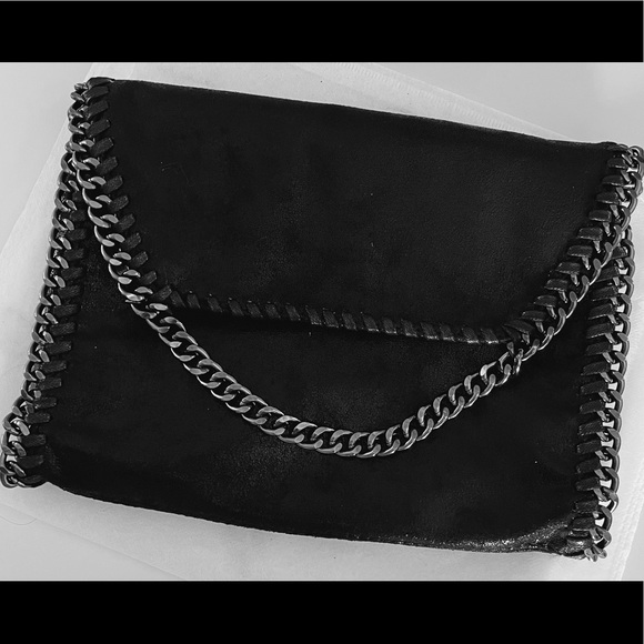 Stunning Chain-Trimmed Crossbody Bag in Grey - Picture 5 of 9